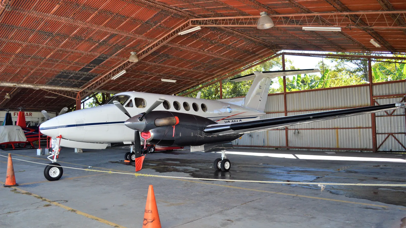 Aeronave executiva em hangar