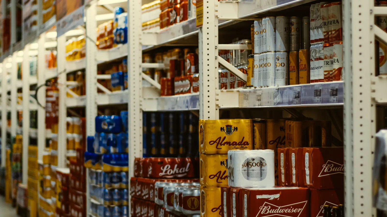 Corredor de armazém com mercadorias em prateleiras