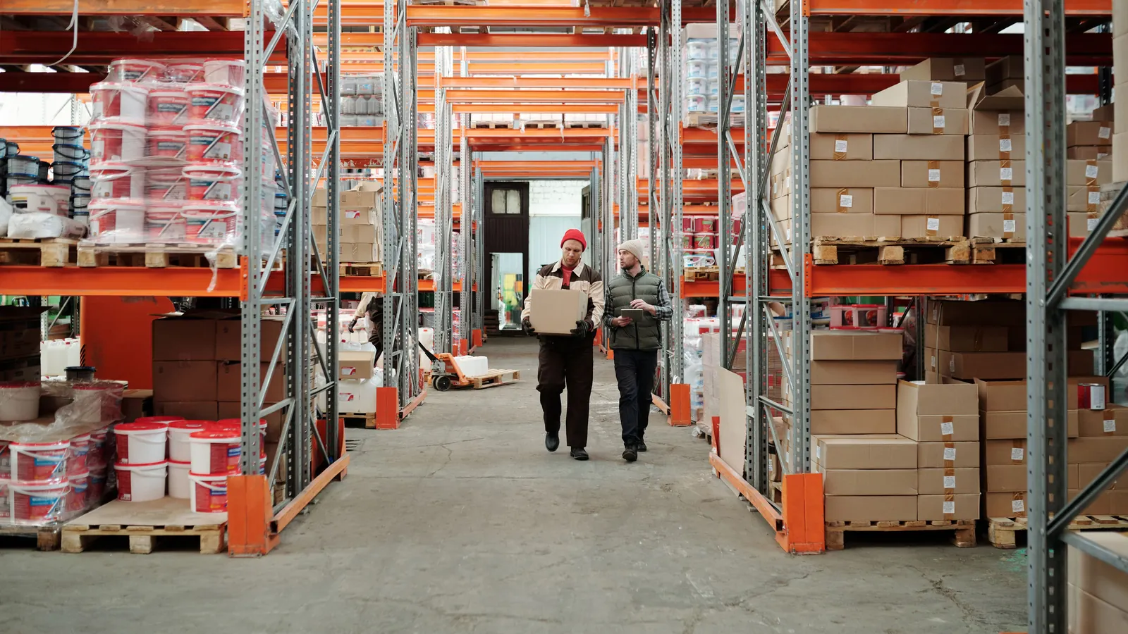Centro de distribuição com mercadoria armazenada