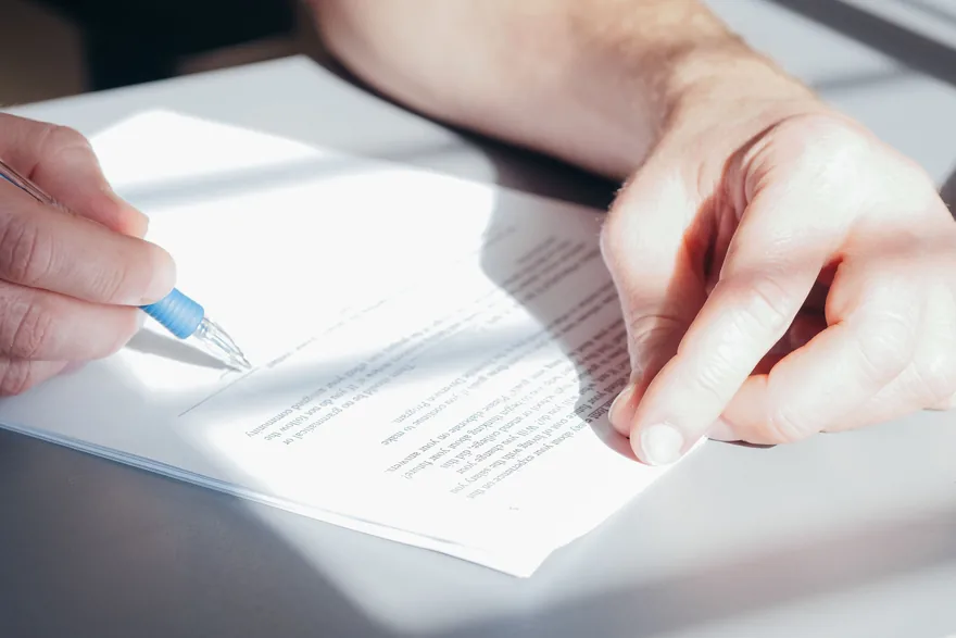 A assinatura de um grande contrato quase sempre vem acompanhada de uma exigência de garant