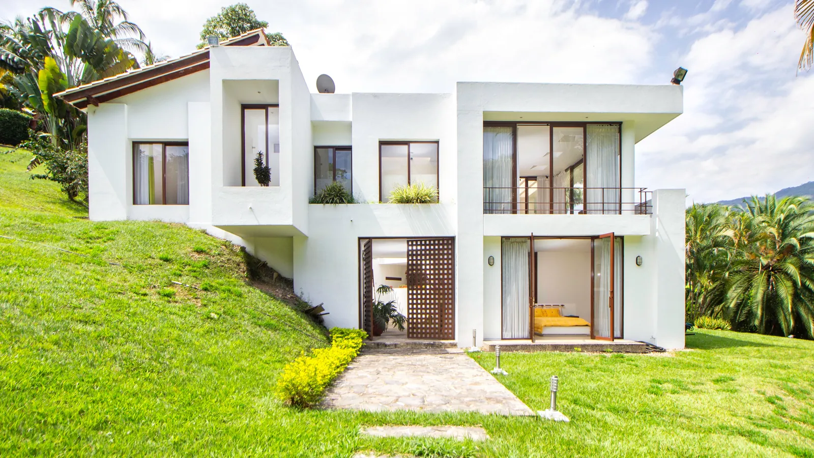 Casa moderna com jardim, referência à proteção residencial