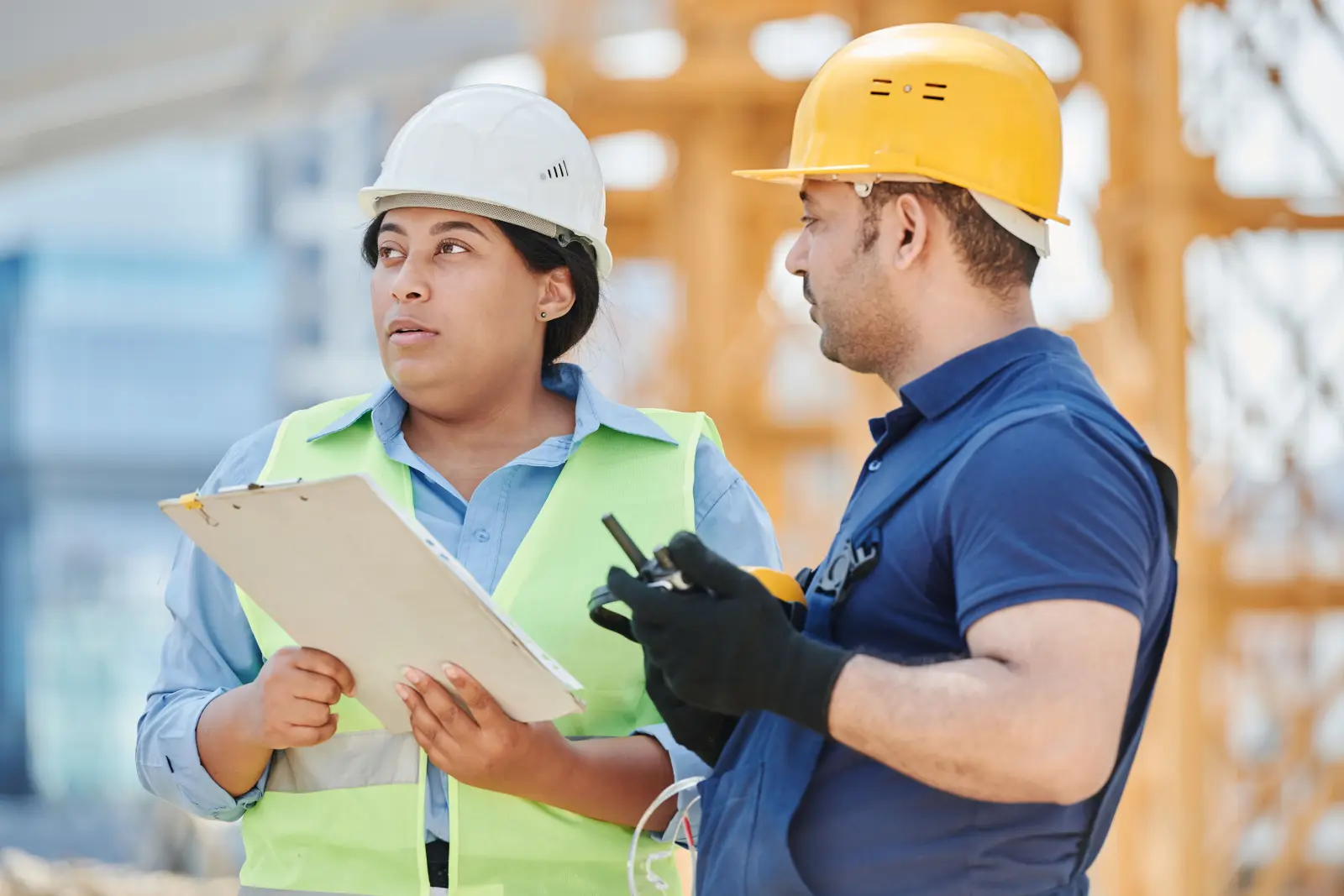 Engenheiros inspecionando uma obra