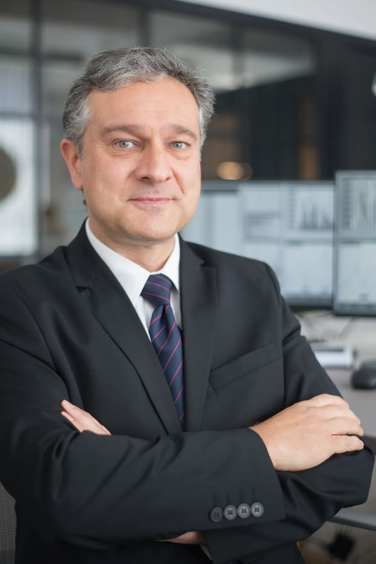 Executivo em ambiente de análise financeira