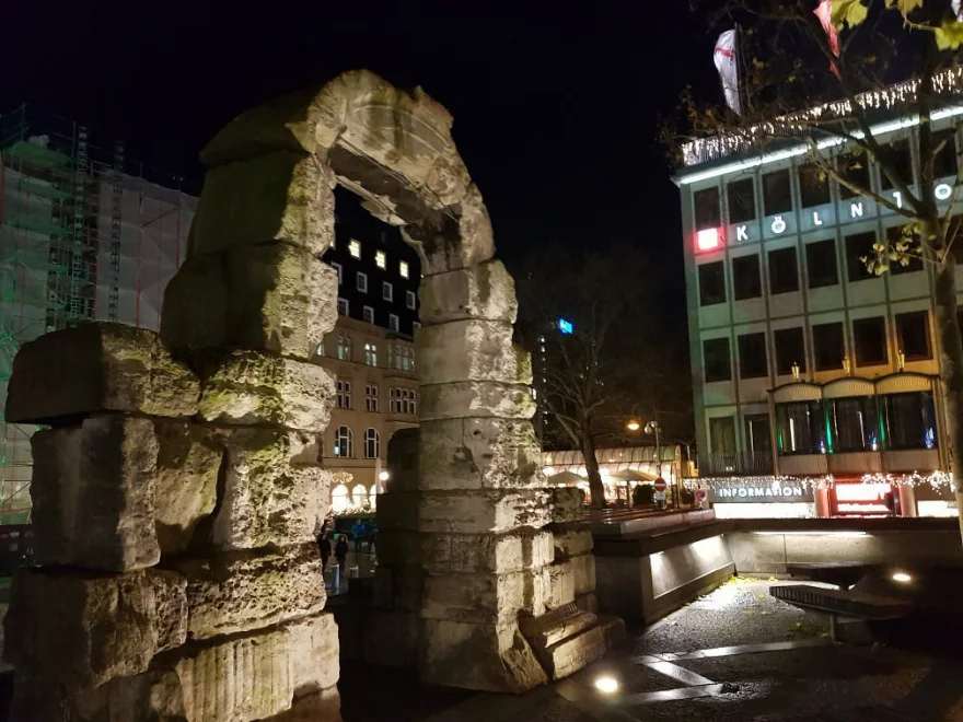 Arco romano — referência ao praetorium, o centro de comando