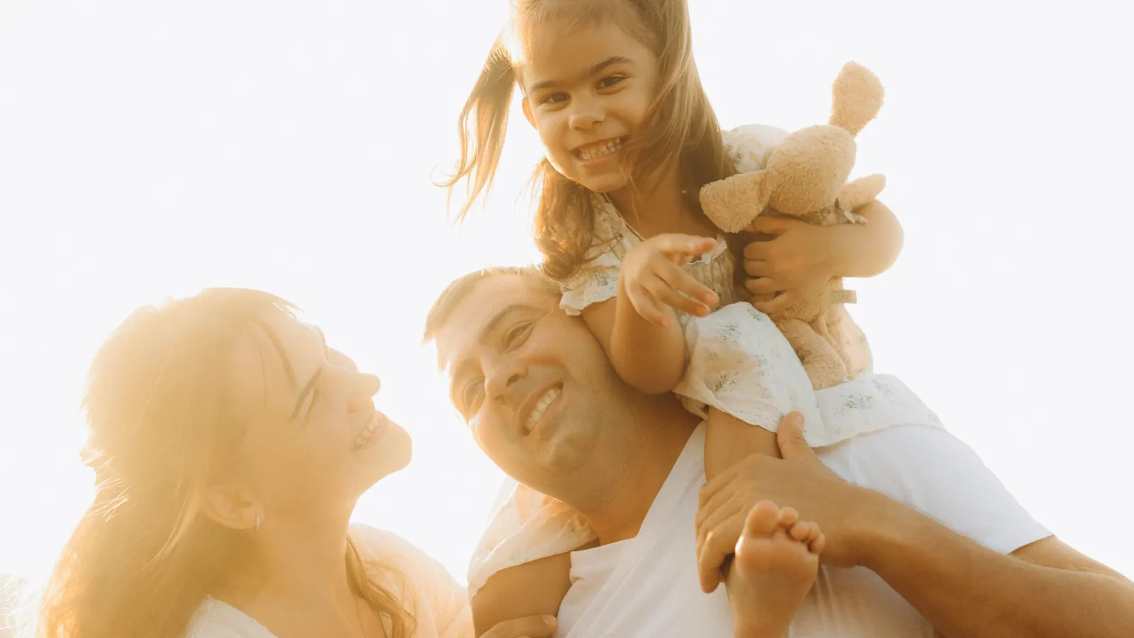 Família ao pôr do sol, referência à proteção sucessória por seguro de vida